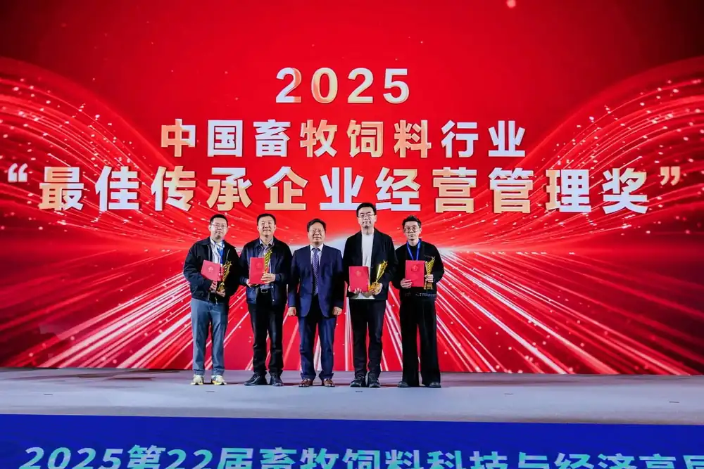 中国畜牧业协会会长蔡辉益为获奖者颁奖